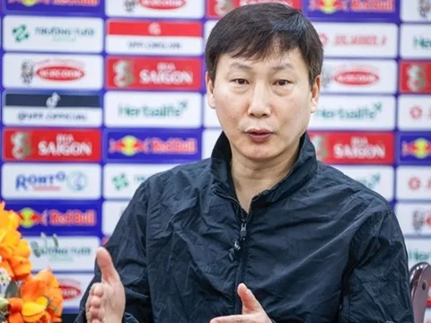 HLV Kim Sang Sik ra sức tìm kiếm tân binh cho ĐT Việt Nam