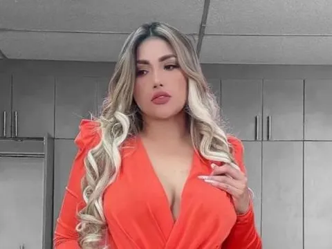 MC Kathy Valencia gây sốt với chiếc váy táo bạo tại sự kiện bóng đá ở Ecuador