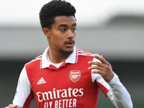 Người cũ Arsenal bị đồng đội xa lánh trong phòng thay đồ
