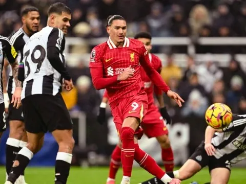 Tuyến giữa Liverpool chiếm ưu thế trước Newcastle