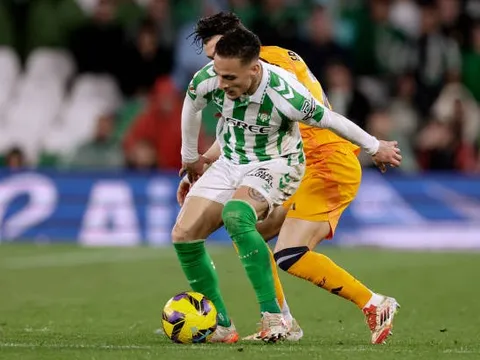 Antony hay, nhưng còn kém "ảo thuật gia" của Real Betis