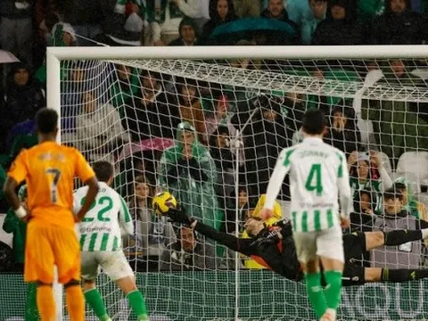 Betis 2-1 Real: Antony năng nổ, Isco gieo sầu cho Ancelotti