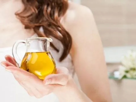 Công thức dầu ô liu & trứng cứu cánh mái tóc khô gãy, hư tổn quanh năm