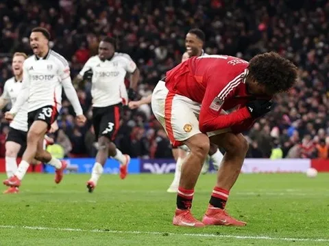Phản ứng của ban huấn luyện Man Utd lột tả về mùa giải đầy rẫy sự bất lực