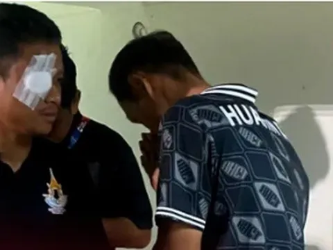 Quá phẫn nộ! Cầu thủ Thái Lan đánh trọng tài, đấm đối thủ hỏng mắt