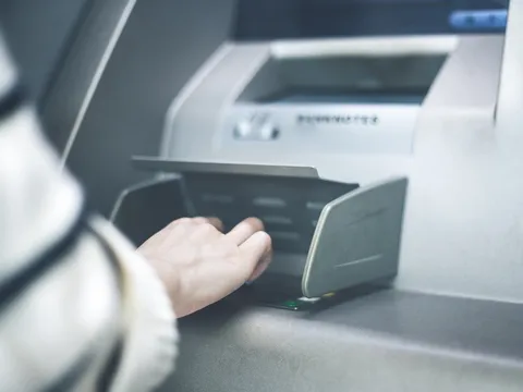 Từ 19/3, người dùng thẻ ATM này cần làm ngay 1 việc nếu không sẽ bị vô hiệu hóa, không thể rút tiền