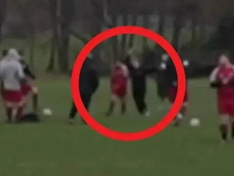 Choáng! Cầu thủ bị vợ táng vào đầu ngay trên sân vì ngoại tình