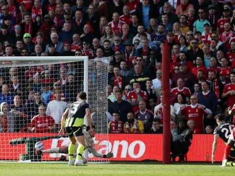 Ederson hoàn toàn bó tay, Man City bị Forest chọc thủng lưới