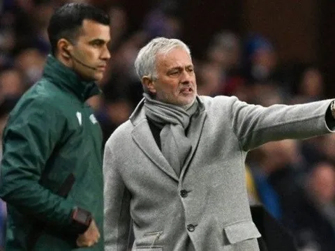 Quá đắng! Cơn ác mộng ám ảnh Mourinho