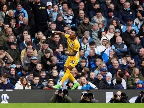 'Cú đá phạt quá đẳng cấp! Thủ môn Man City chỉ biết chôn chân'