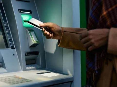 Kể từ nay, rút tiền tại máy ATM có 2 thay đổi lớn: Người dân cần biết để không bị ngừng giao dịch