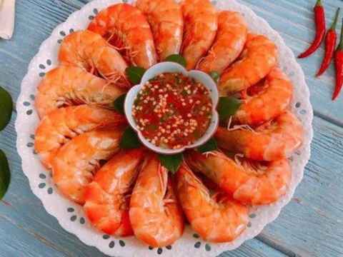 Luộc tôm với lá này lên màu cực đẹp, thịt đỏ au, dai lại không tanh