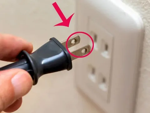Hai lỗ nhỏ trên phích cắm dùng để làm gì? Hóa ra chúng có nhiều công dụng đến vậy
