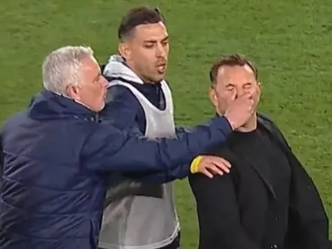 Mâu thuẫn giữa Mourinho và Galatasaray lại bùng nổ