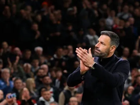 Ruud van Nistelrooy 'sấy' cầu thủ theo cách lạ đời