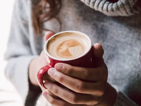 Uống cà phê sai thời điểm có thể gây tổn thương tim mạch, 90% người Việt mắc phải lỗi này!