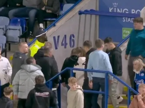 Thua bạc nhược, hàng trăm CĐV Leicester rời sân