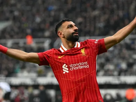 Liverpool thắng kịch tính, Salah lại tạo kỷ lục