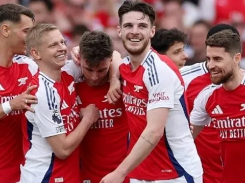 Neville chỉ rõ nguyên nhân khiến Arsenal tụt lại phía sau Liverpool