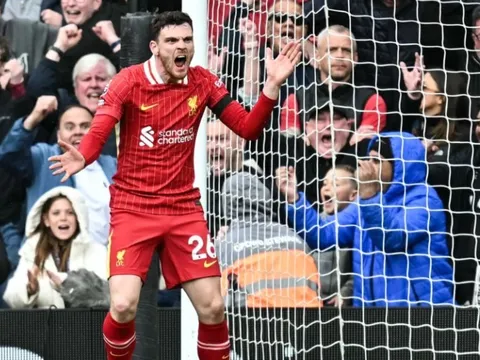 "Robertson đã rất giận dữ với Van Dijk"