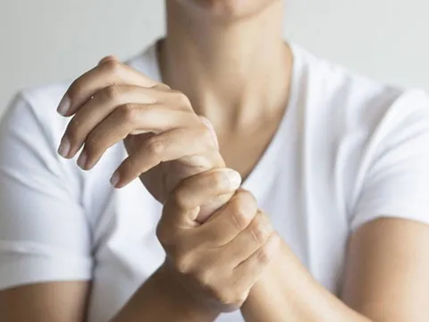 Trước khi ung thư gõ cửa: 4 dấu hiệu trên tay chân không được bỏ qua