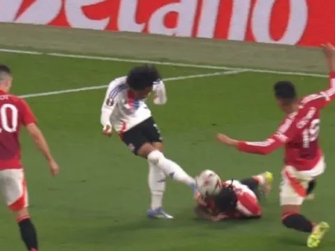 Chiến binh Leny Yoro tái hiện khoảnh khắc kiêu hùng của Phil Jones