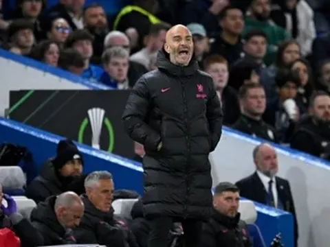 Phản ứng bất ngờ của Maresca khi bị fan Chelsea la ó