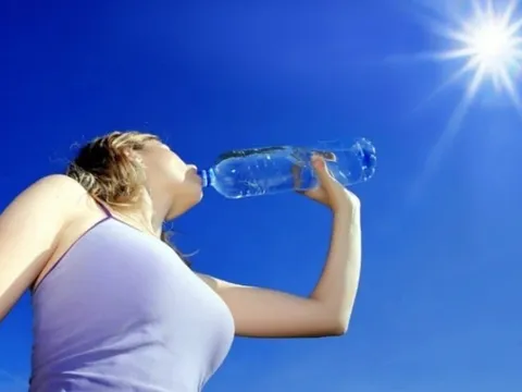 5 thời điểm uống nước đúng cách trong ngày giúp kiểm soát cơn thèm ăn và làm đẹp da