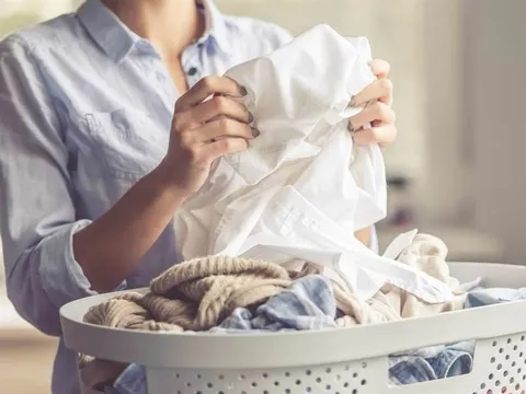 Áo trắng ố vàng đừng bỏ đi: 2 bước đơn giản giúp trắng sáng, khử mùi hiệu quả như mới