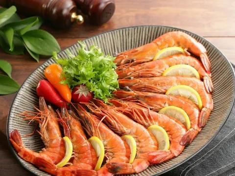 Cách luộc tôm ngon, đỏ au thịt ngọt không tanh, giàu dinh dưỡng chỉ cần thả vài giọt nước này