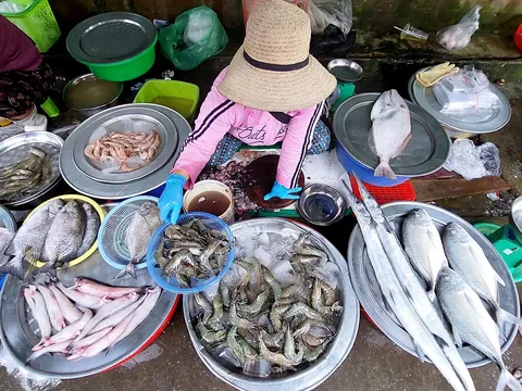 Tôm cá ngoài chợ: Thấy dấu hiệu này thì đừng mua, ăn vào hại gan thận nặng