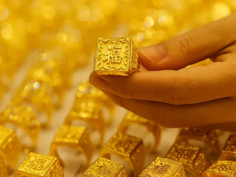 Giá vàng 1/5: Tiếp tục ‘neo’ cao kỷ lục, chuyên gia dự báo ra sao về xu hướng?