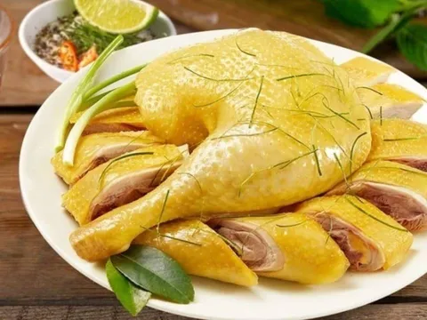 Luộc gà không tanh, da vàng đẹp, thịt ngọt mềm chỉ nhờ mẹo nhỏ này