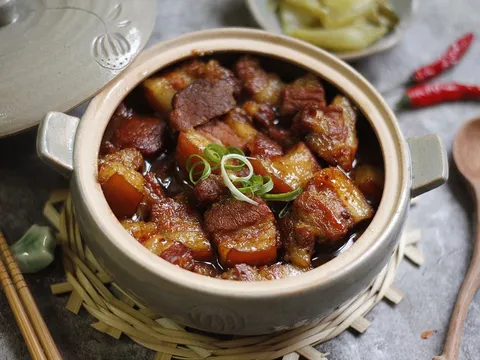 Kho thịt chỉ bỏ nước mắm và dầu ăn thôi chưa đủ: Thả thứ này thịt nhanh nhừ, thịt mềm tan, ăn nhớ mãi