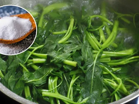 Vì sao cho muối khi luộc rau có thể giúp rau xanh hơn, không bị thâm đen?