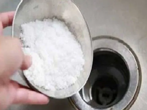 Đổ muối xuống ống thoát nước: Tác dụng kỳ diệu ai cũng nên biết