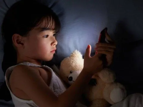 Đừng xem điện thoại di động là 'thảm họa' – Cách duy nhất để cha mẹ hướng dẫn con cái hiệu quả