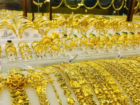 Sáng 4/5, giá vàng trong nước tiếp tục neo cao: Vì sao chênh lệch với thế giới lên tới 18 triệu đồng/lượng?