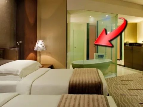 Vì sao phòng tắm khách sạn đều có cửa kính trong suốt?