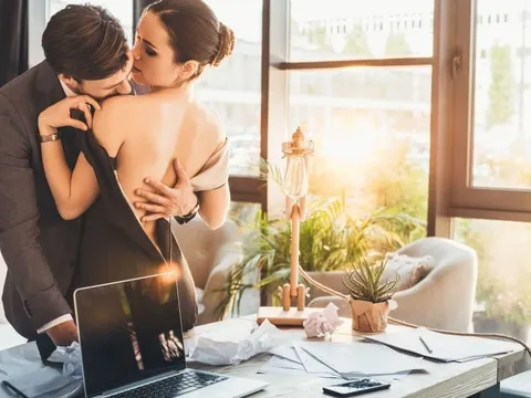 Độ tuổi đàn ông dễ 'dính' vào ngoại tình nhất: Nghe lý do chị em càng 'choáng'