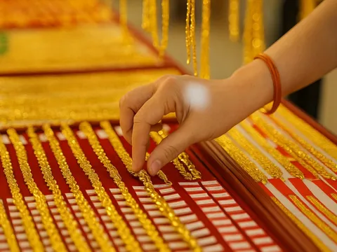 Giá vàng 5/5 neo đỉnh: Có nên mua vào lúc này hay chờ sóng điều chỉnh?