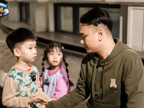 Cặp song sinh nhà Khắc Việt bất ngờ bị soi vì "nói chuyện trống không" với người lớn