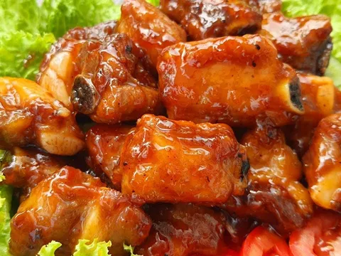 Làm sườn xào chua ngọt đừng thả ngay vào chảo dầu nóng, nhúng qua nước này: Sườn mềm tan trong miệng, đậm vị
