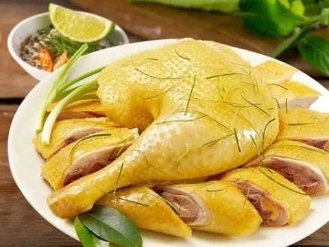 Thịt gà luộc ngon hơn: Bí quyết luộc gà vàng da, ngọt thịt không tanh, không đỏ