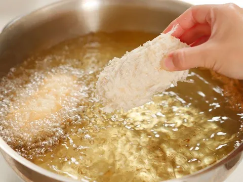 3 mẹo của đầu bếp thông minh giúp chiên cá rán thịt vàng giòn ngon, không văng bắn dầu nhờ thứ này