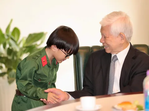 “Em bé chất" xúc động khi được biểu diễn tại Hội trường Thống Nhất