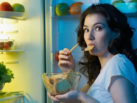 5 việc tuyệt đối không làm sau 9h tối, kẻo bệnh tật “ghé thăm”