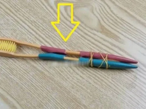 Chỉ với 2 bàn chải đánh răng cũ buộc vào nhau, giải quyết ngay rắc rối mà gia đình nào cũng gặp phải