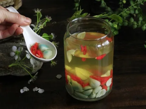 Tỏi ngâm giấm cho thêm 1 thứ vào, tỏi giòn ngon, không lo chuyển màu xanh