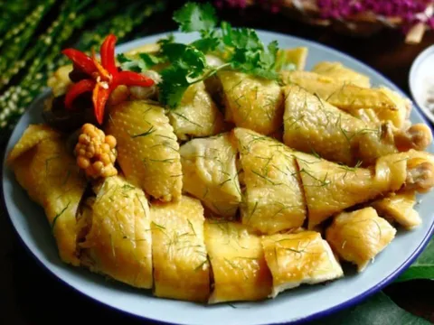 Cách luộc gà ngon, da vàng, thịt ngọt: Đừng luộc gà với nước lã nữa, thử ngay cách này!